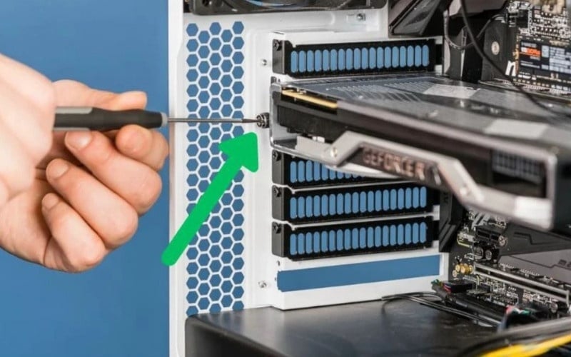 Tháo ốc cố định card vào khung case