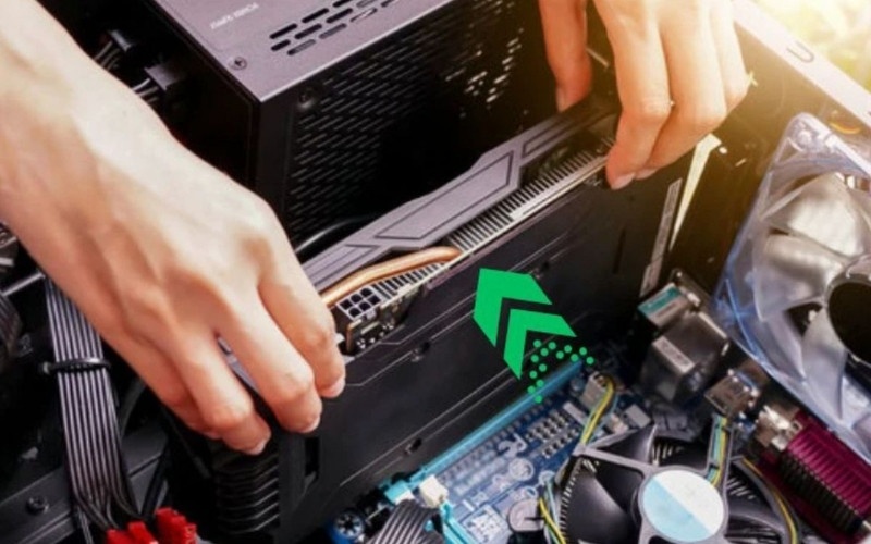 Dùng cả hai tay giữ các cạnh của card màn hình và kéo thẳng nó ra khỏi khe cắm