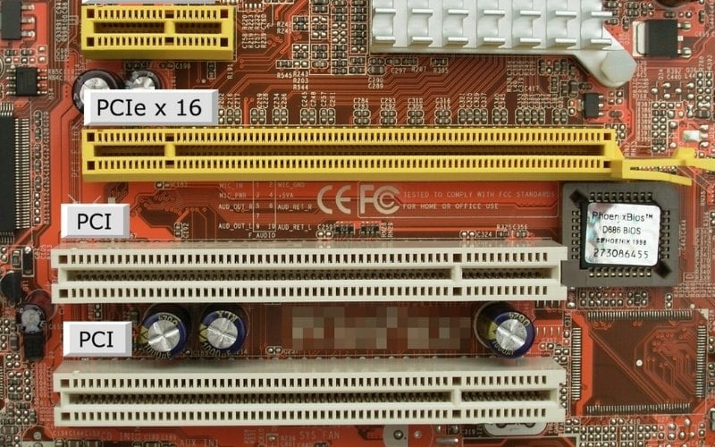 Trước khi lắp card mới, hãy kiểm tra và đảm bảo khe cắm PCIe trên bo mạch chủ không có bụi bẩn hay vật cản