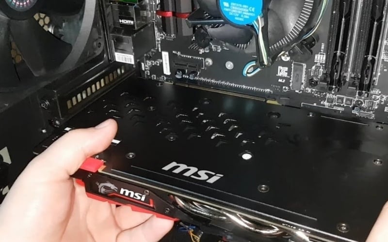 Lắp card đồ họa vào khe cắm