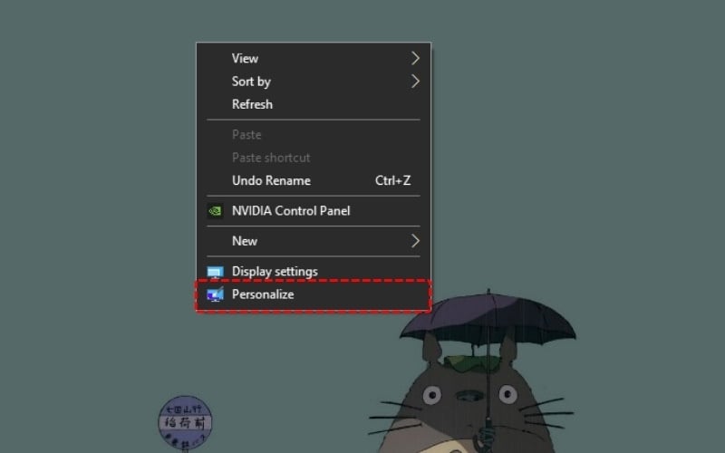 Nhấp chuột phải vào một khoảng trống bất kỳ trên màn hình và chọn Personalize