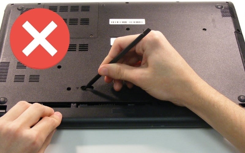 Không nên tháo pin ra khỏi máy để dùng điện trực tiếp