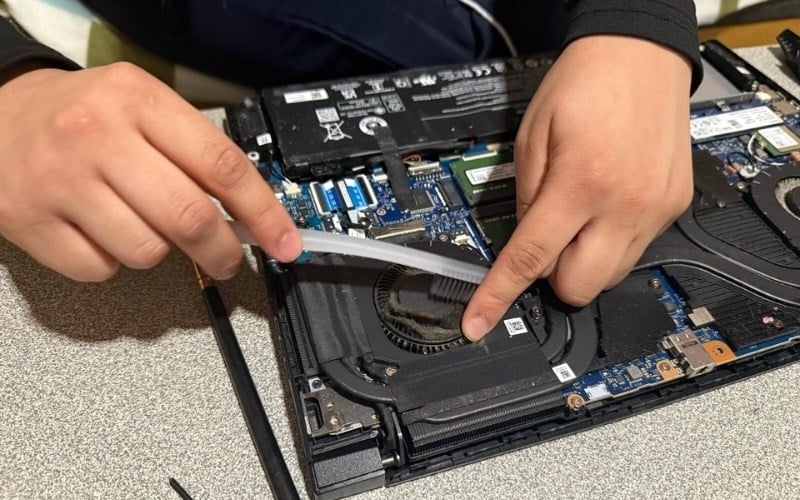 Cần chú ý vệ sinh định kỳ để loại bỏ bụi bẩn bám vào quạt và khe tản nhiệt laptop Acer