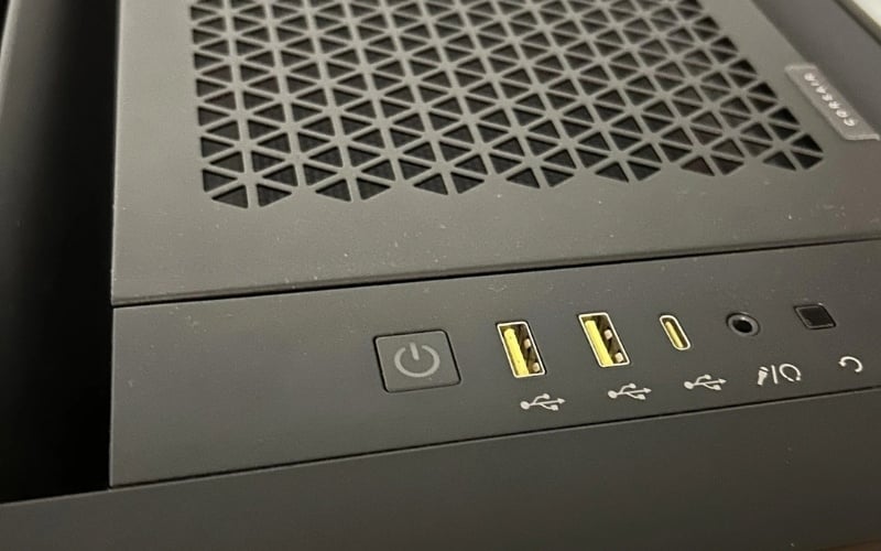 nhấn và giữ nút nguồn của case trong khoảng 10 - 15 giây