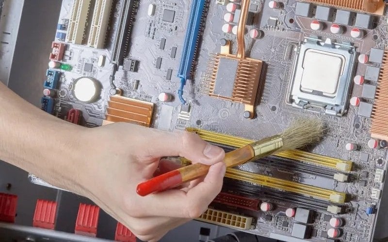 sử dụng cọ mềm chống tĩnh điện để nhẹ nhàng quét sạch các lớp bụi cứng đầu còn sót lại