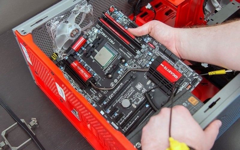 nhấc mainboard ra một cách nhẹ nhàng
