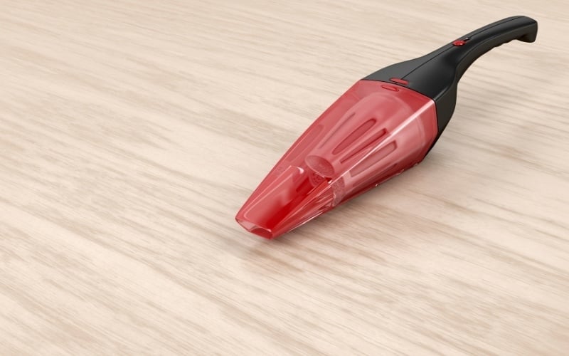 Không nên dùng máy hút bụi để vệ sinh mainboard