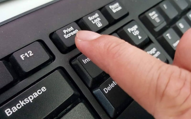 Nhấn phím Print Screen (PrtSc) trên bàn phím để chụp lại toàn bộ màn hình
