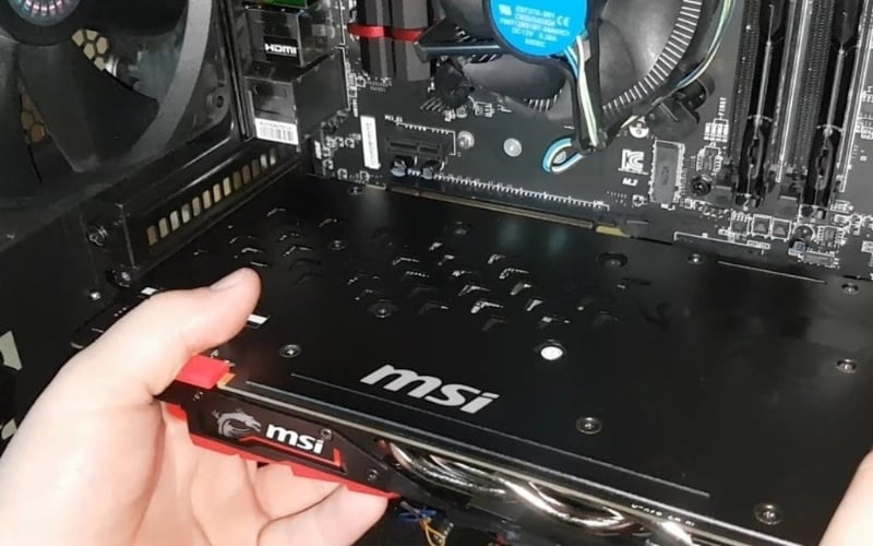 Đảm bảo VGA vừa vặn trong thùng máy