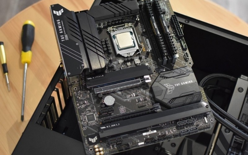 Bo mạch chủ chất lượng và bộ nguồn công suất thực ổn định là rất quan trọng