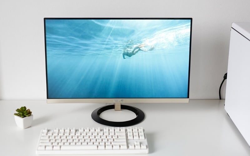 Kích thước màn hình cần phù hợp diện tích bàn làm việc