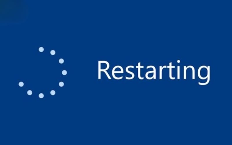 Khởi động lại laptop Acer và thử lại tổ hợp phím Fn + phím mặt trời