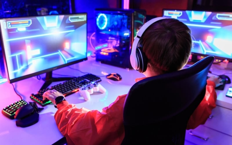 Công nghệ AI cũng xuất hiện trên tai nghe gaming cao cấp, với khả năng khử tiếng ồn môi trường