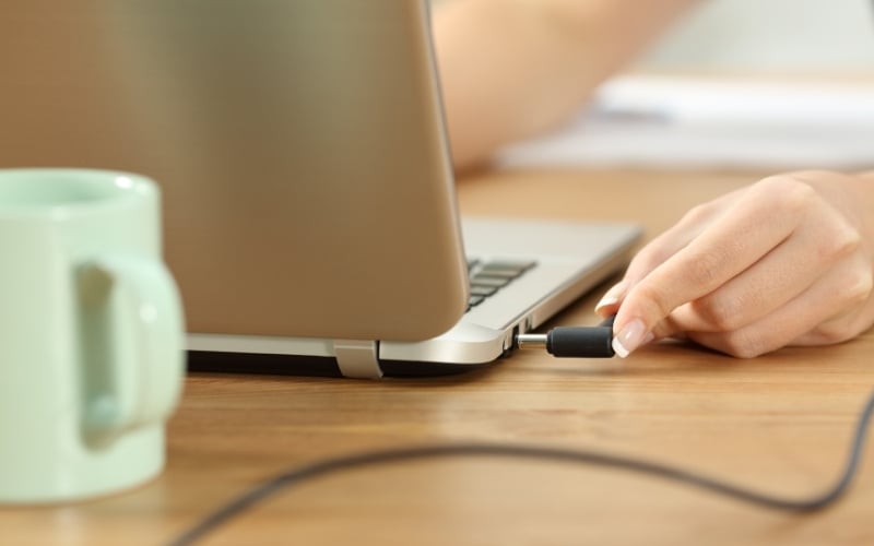 Để phát huy tối đa sức mạnh, bạn gần như sẽ phải cắm sạc trong suốt quá trình sử dụng các tác vụ nặng