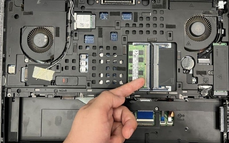 Lắp thanh RAM còn lại vào khe trống trên laptop