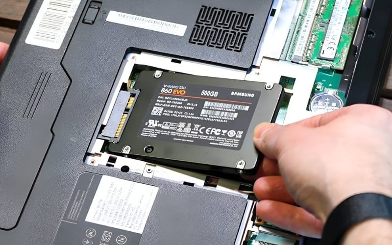 Nên lắp SSD cho laptop, giúp tăng tốc độ rõ rệt so với HDD