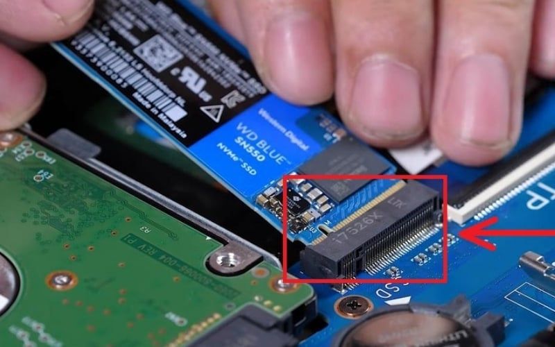 Tháo ổ cứng cũ ra rồi thay ổ cứng mới trên dòng laptop mỏng nhẹ