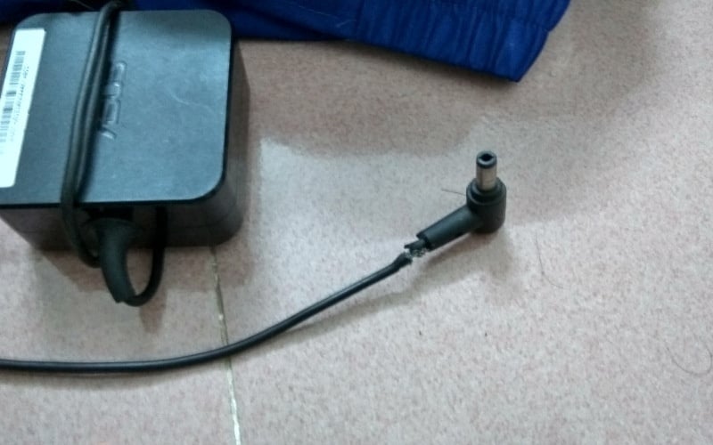 Phần dây nối từ adapter đến laptop rất dễ bị hư hỏng do thường xuyên bị uốn cong