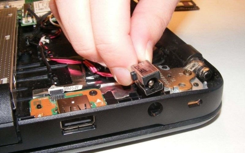 Cổng sạc bị hỏng khiến laptop không nhận được điện