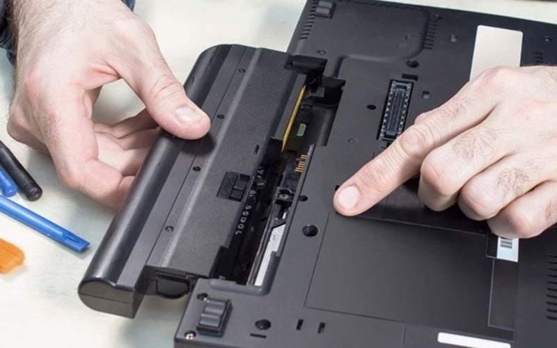 Với laptop pin rời hãy tắt máy, tháo pin > Cắm sạc trực tiếp và thử bật máy