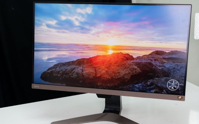 Màn hình từ 300 - 500 nits sẽ linh hoạt cho nhiều điều kiện ánh sáng