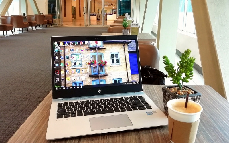 Đối với người thường xuyên di chuyển nên chọn laptop có độ sáng từ 400nits trở lên