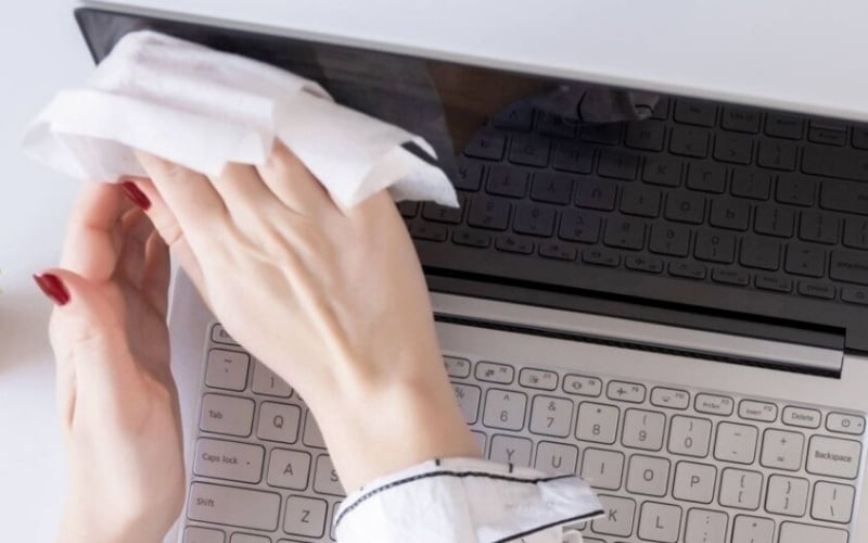 Khăn ướt gây trầy xước màn hình máy tính