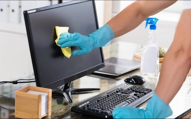 Sử dụng khăn Microfiber khô lau nhẹ nhàng