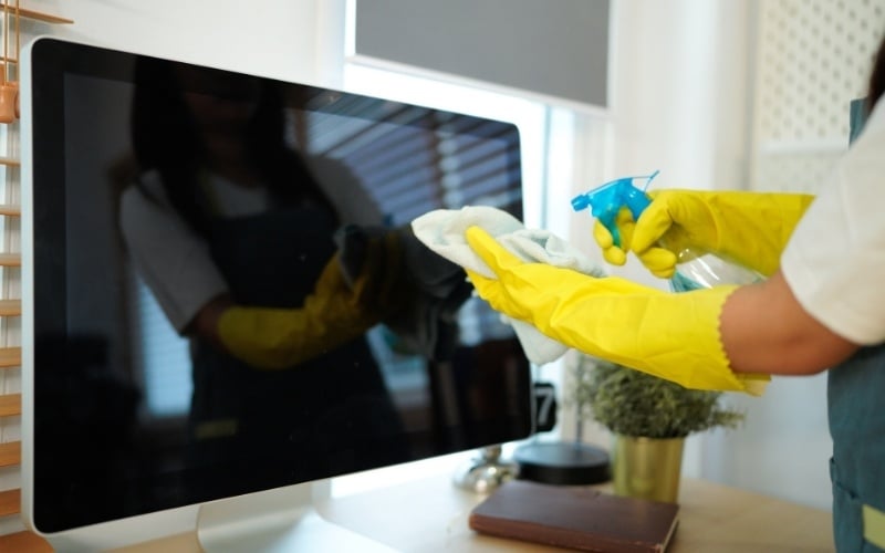 Xịt dung dịch vệ sinh chuyên dụng vào khăn rồi lau theo một chiều