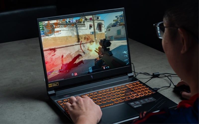 165Hz giúp chuyển động mượt, giảm trễ và tăng lợi thế phản xạ trong game FPS
