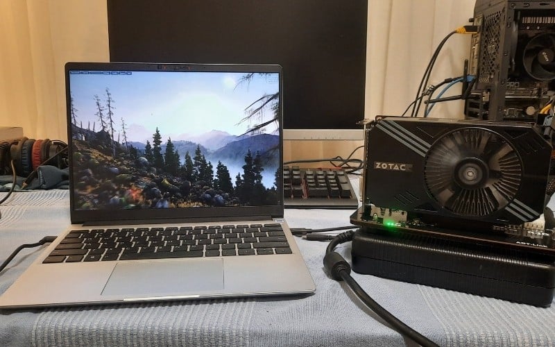 Card đồ họa hoạt động bên ngoài và có hệ thống tản nhiệt riêng, nên nhiệt độ sẽ không ảnh hưởng đến laptop
