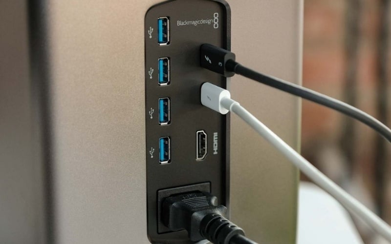 Sử dụng dây cáp Thunderbolt cắm vào cổng Thunderbolt trên eGPU dock và cổng Thunderbolt trên laptop