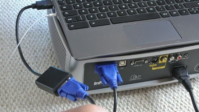 Kết nối qua cáp vật lý HDMI hoặc VGA