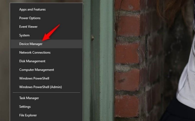 Mở Device Manager để kiểm tra xem máy đã nhận card màn hình chưa