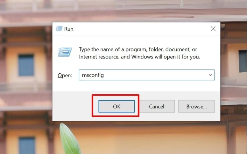 Nhập msconfig và chọn OK