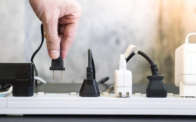 Tắt máy tính và rút dây nguồn khỏi ổ cắm