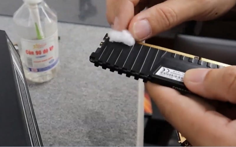 Dùng bông tăm thấm một lượng nhỏ cồn Isopropyl để lau sạch các vụn tẩy và vết bẩn còn sót