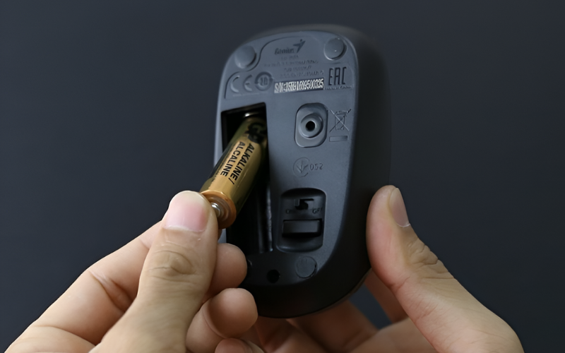 Thử thay pin mới và kết nối lại chuột với laptop