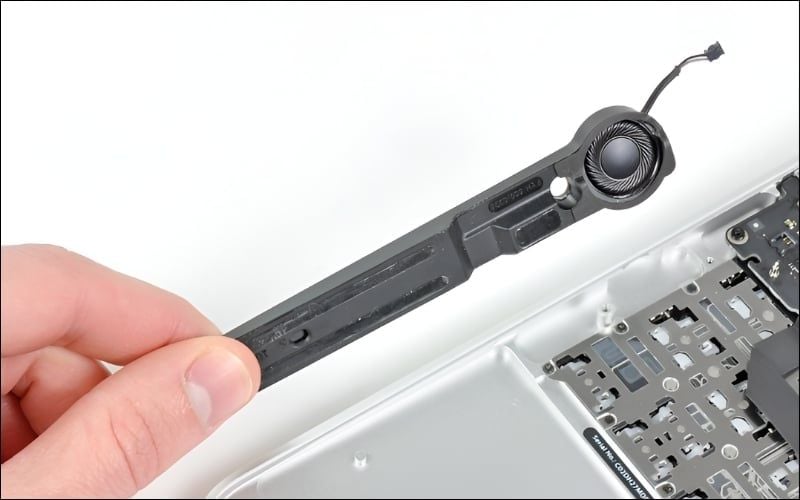 Khi màng loa rách, bạn cần mang laptop đến các địa chỉ uy tín để tay loa mới