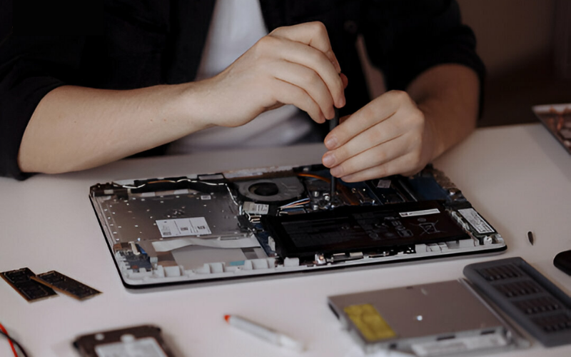 Loa laptop bị rè một bên cần thay mới để đảm bảo chất lượng âm thanh đồng đều