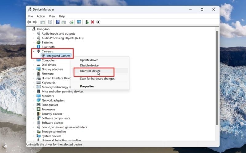 Chuột phải vào tên webcam và chọn Uninstall device