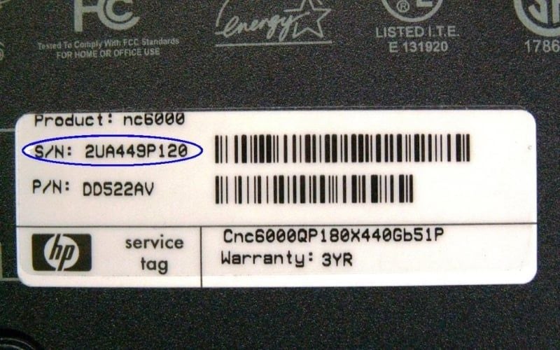 Kiểm tra số Serial của laptop ở mặt bên dưới