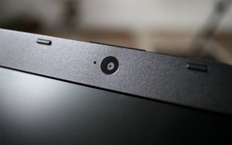 Vệ sinh định kỳ camera trên laptop để hình ảnh hiển thị sắc nét