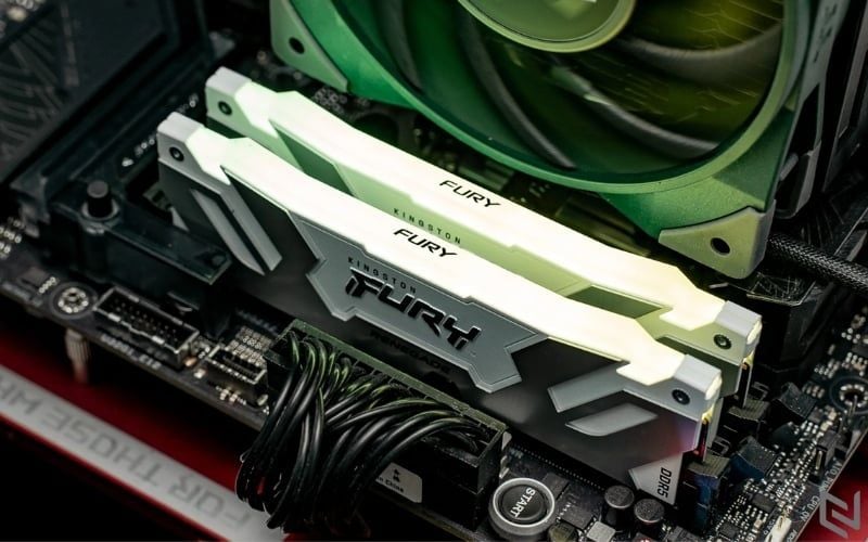 Bạn nên lắp 2 thanh RAM cũng hãng, cùng dung lượng và cùng mức bus