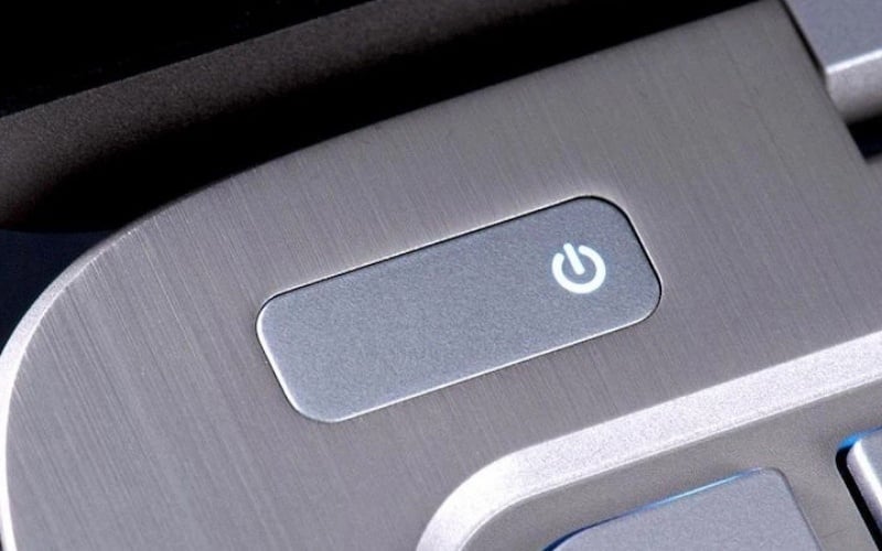 Thực hiện xả tĩnh điện cho linh kiện bên trong