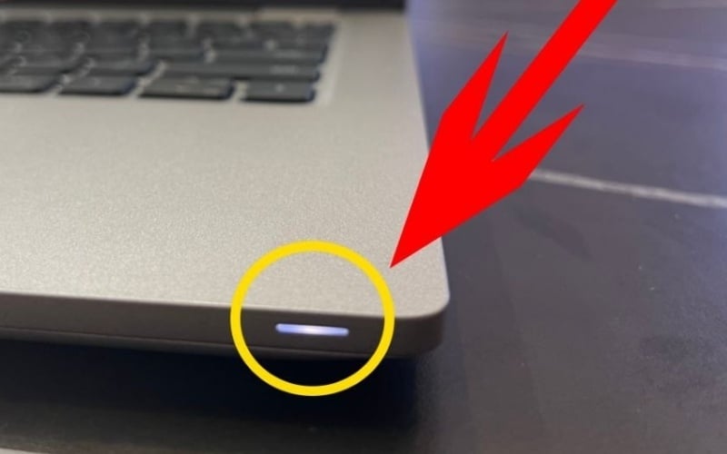 Đèn báo nguồn vẫn sáng, quạt tản nhiệt vẫn quay nhưng không có hình ảnh hiển thị