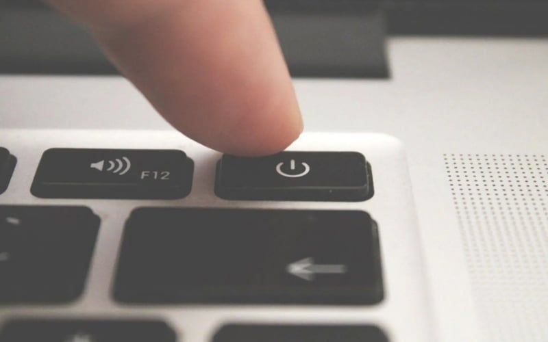 Nhấn nút Power nhưng máy không có tín hiệu điện