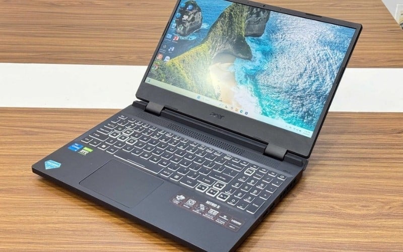 Hệ thống đèn RGB có tuổi thọ cao, hỗ trợ điều chỉnh qua phần mềm