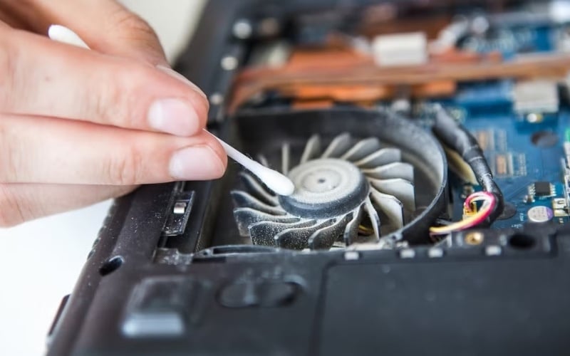 Giữ máy mát và vệ sinh định kỳ