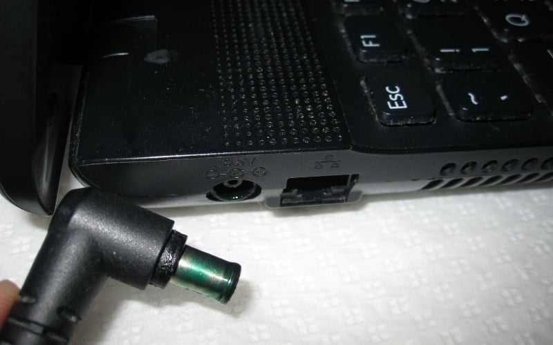 Cổng sạc laptop Asus bám bụi, lỏng hoặc hư hỏng